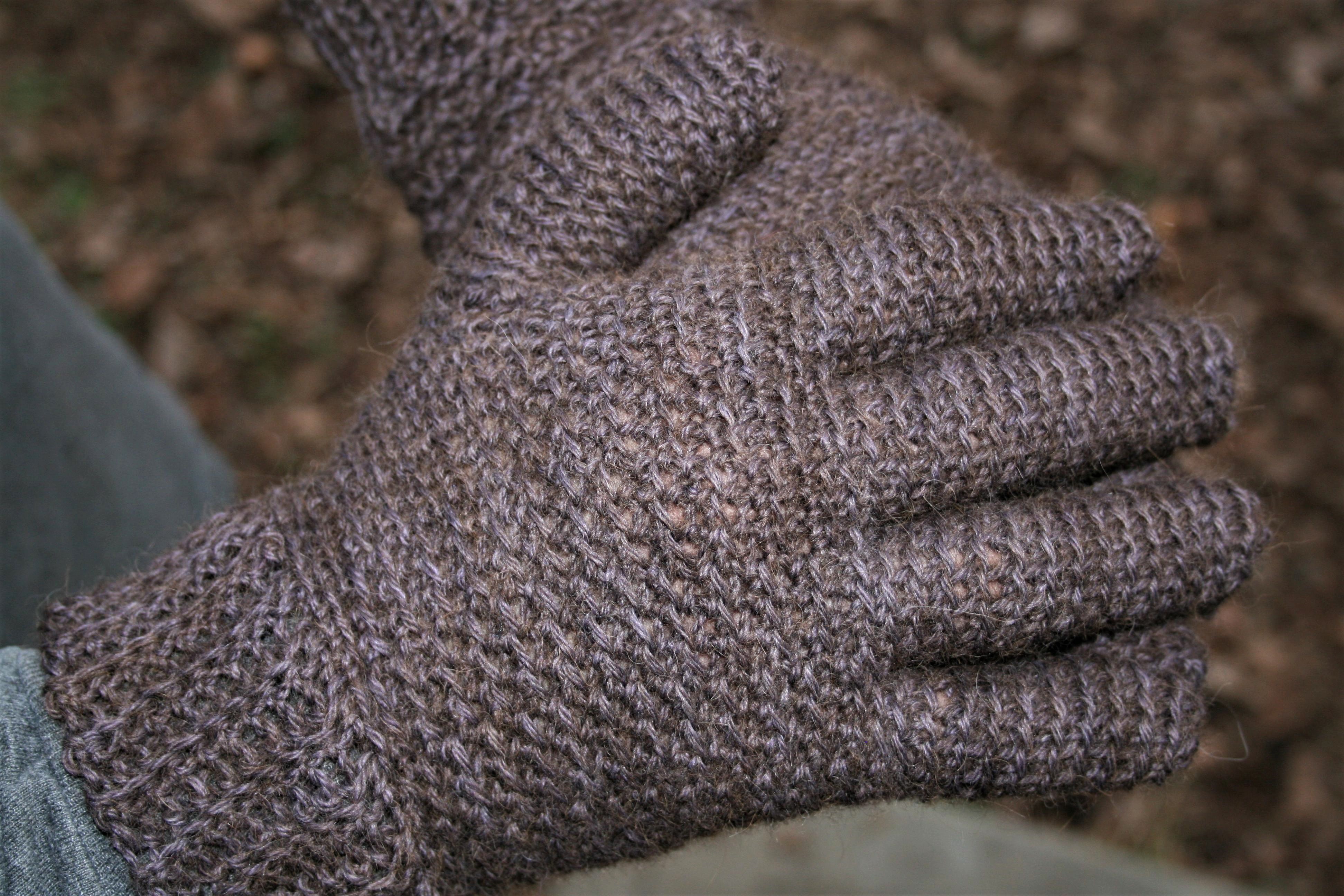 Christmas In July -Slight Trail Men's Gloves- Free Pattern - Linda Dean  CrochetLinda Dean Crochet